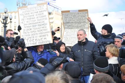 Митинг `За честные выборы` на Пушкинской площади. На снимке: российский леворадикальный политический деятель Удальцов Сергей и участники митинга.