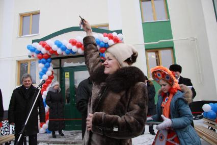 Новоселы получают ключи по программе переселения из аварийного жилья.