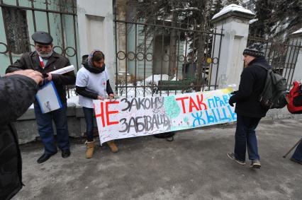 У посольства Белоруссии в Москве прошел пикет. На снимке: участники  акции против смертной казни в Белоруссии. Храм Косьмы и Дамиана на Маросейке (на заднем плане).