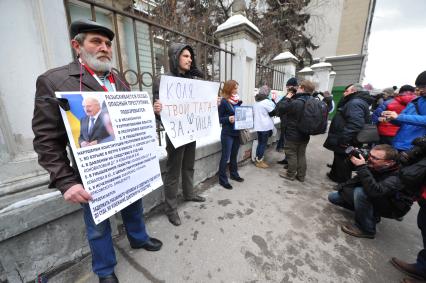 У посольства Белоруссии в Москве прошел пикет. На снимке: участники  акции против смертной казни в Белоруссии. Храм Косьмы и Дамиана на Маросейке (на заднем плане).