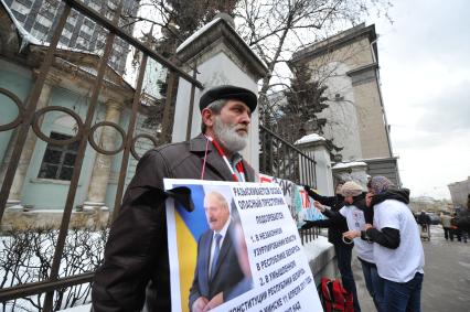 У посольства Белоруссии в Москве прошел пикет. На снимке: участники  акции против смертной казни в Белоруссии. Храм Косьмы и Дамиана на Маросейке (на заднем плане).