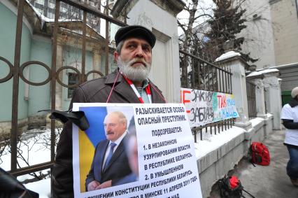 У посольства Белоруссии в Москве прошел пикет. На снимке: участники  акции против смертной казни в Белоруссии. Храм Косьмы и Дамиана на Маросейке (на заднем плане).