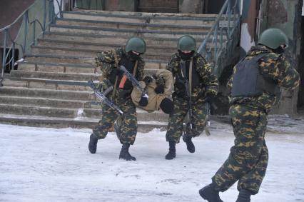 Софринская бригада внутренних войск МВД России. На снимке: проведение военных учений. Учения спецназа по обезвреживанию террористов.