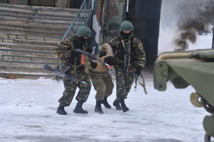 Софринская бригада внутренних войск МВД России. На снимке: проведение военных учений. Учения спецназа по обезвреживанию террористов.