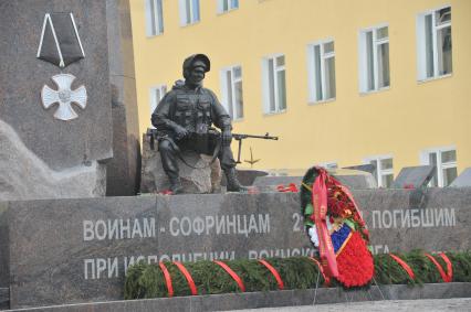 Софринская бригада внутренних войск МВД России. На снимке: мемориальный комплекс памяти воинов, отдавших жизнь при выполнении воинского долга. Возложение венка к памятнику.