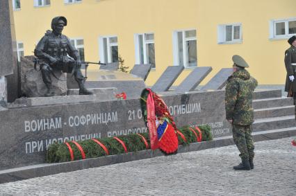 Софринская бригада внутренних войск МВД России. На снимке: мемориальный комплекс памяти воинов, отдавших жизнь при выполнении воинского долга. АВозложение венка к памятнику.