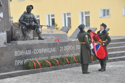 Софринская бригада внутренних войск МВД России. На снимке: мемориальный комплекс памяти воинов, отдавших жизнь при выполнении воинского долга. Возложение венка к памятнику.