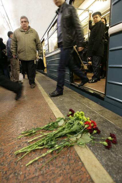 Возложение цветов к месту гибели пассажиров, погибших в результате террористического взрыва на станции метро `Лубянка` 29 марта 2010 года.