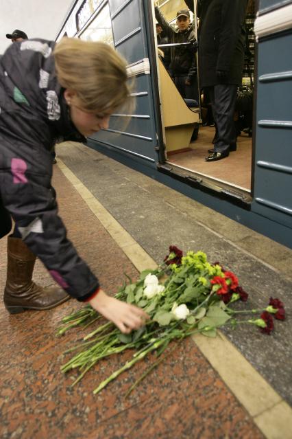 Возложение цветов к месту гибели пассажиров, погибших в результате террористического взрыва на станции метро `Лубянка` 29 марта 2010 года.