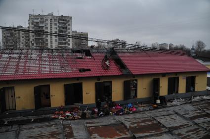 Пожар на Преображенском рынке. Возгорание произошло в одном из складов рынка. На снимке: сгоревшая крыша складского помещения.