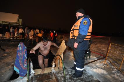 Крещение Господне. Крещенское купание. На снимке: дежурный спасатель у крещенской иордани.