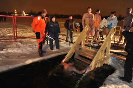 Крещение Господне. Крещенское купание. На снимке: мужчина в проруби.