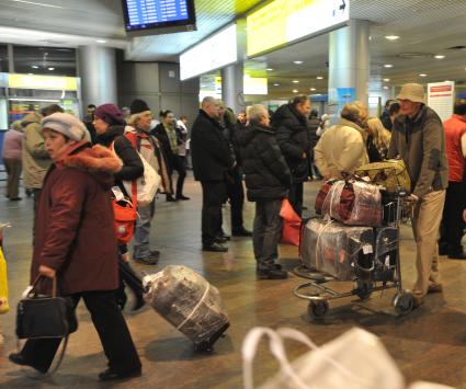 Аэропорт `Шереметьево`.  На снимке: пассажиры с багажом.