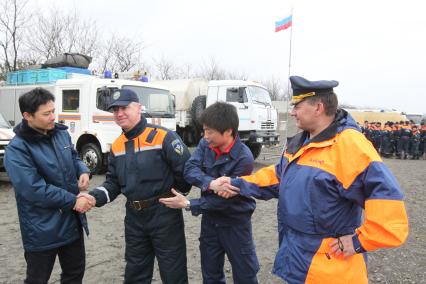 Спасатели МЧС в Японии во время спасательных работ, после землетрясения и цунами. Командир Центра `Лидер` Николай Вдовин беседует с местными жителями.