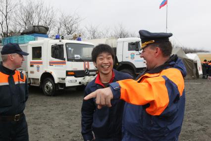 Спасатели МЧС в Японии во время спасательных работ, после землетрясения и цунами. Командир Центра `Лидер` Николай Вдовин беседует с местными жителями.