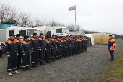 Спасатели МЧС в Японии во время спасательных работ, после землетрясения и цунами. Утреннее построение около мобильного лагеря. Перед строем стоит Командир Центра `Лидер` Николай Вдовин.