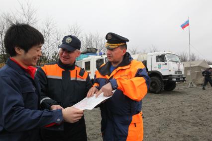 Спасатели МЧС в Японии во время спасательных работ, после землетрясения и цунами. Командир Центра `Лидер` Николай Вдовин беседует с местными жителями.