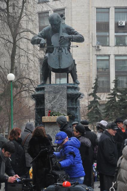 Церемония открытия памятника музыканту Мстиславу Ростроповичу на пересечении Елисеевского и Брюсова переулков. На снимке: памятник музыканту Мстиславу Ростроповичу работы скульптора Александра Рукавишникова.