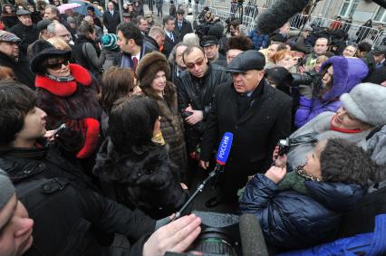 Церемония открытия памятника музыканту Мстиславу Ростроповичу на пересечении Елисеевского и Брюсова переулков. На снимке: скульптор Александр Рукавишников и вдова М.Ростроповича Галина Вишневская.