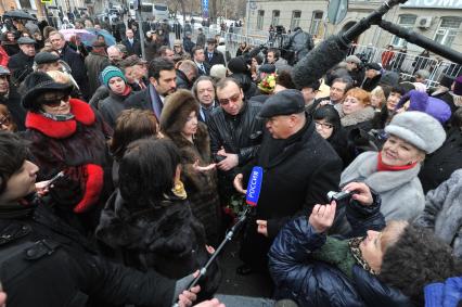 Церемония открытия памятника музыканту Мстиславу Ростроповичу на пересечении Елисеевского и Брюсова переулков. На снимке: скульптор Александр Рукавишников и  вдова М.Ростроповича Галина Вишневская.