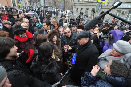 Церемония открытия памятника музыканту Мстиславу Ростроповичу на пересечении Елисеевского и Брюсова переулков. На снимке: скульптор Александр Рукавишников и  вдова М.Ростроповича Галина Вишневская.