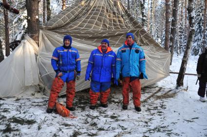 Тренировка космонавтов в Звёздном городке. На снимке слева направо: космонавты Александр Мисуркин, Павел Виноградов и астронавт НАСА Джон Кэссиди во время тренировки на выживание.