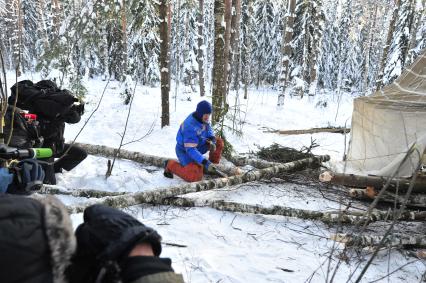 Тренировка космонавтов в Звёздном городке. На снимке  космонавт Александр Мисуркин  во время тренировки на выживание.