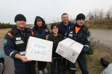 Во время спасательных работ, после землетрясения и цунами в Японии. Спасатели принимают подарки от местных жителей в благодарность за оказанную помощь.