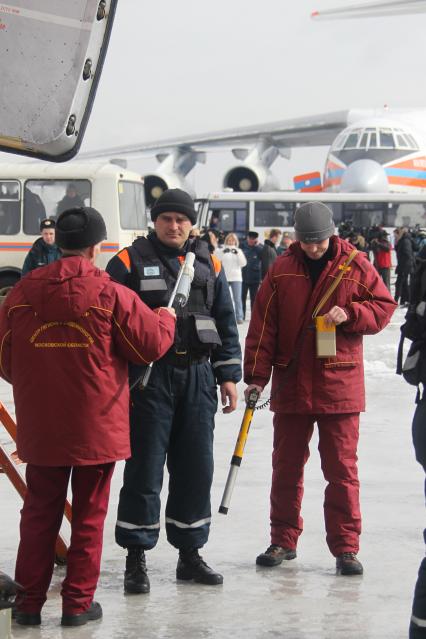 По прибытию в Москву, после спасательной операции в Японии у спасателей проверяют уровень радиации.