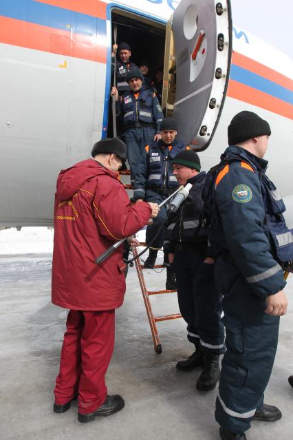 По прибытию в Москву, после спасательной операции в Японии у спасателей проверяют уровень радиации.