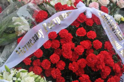 Церемония открытия памятника музыканту Мстиславу Ростроповичу работы скульптора Александра Рукавишникова на пересечении Елисеевского и Брюсова переулков. На снимке: цветы у памятника.