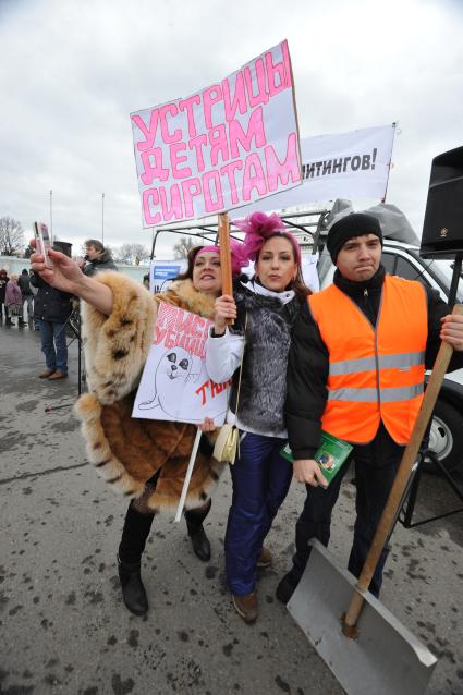 `Комсомолка` провела первоапрельский митинг против всех митингов. Митинг прошел в Москве на ВВЦ. На снимке: телерадиоведущая Елена Афонина, специальный корреспондент `КП` Ярослава Танькова и гастарбайтер .