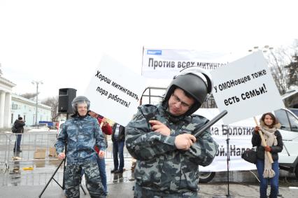 `Комсомолка` провела первоапрельский митинг против всех митингов. Митинг прошел в Москве на ВВЦ. На снимке: участники митинга ответственный секретарь газеты КП Сазонов Евгений.