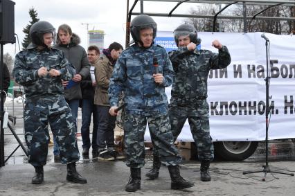 `Комсомолка` провела первоапрельский митинг против всех митингов. Митинг прошел в Москве на ВВЦ. На снимке: участники митинга  редактор отдела Московского выпуска Алексей Семенцов (в центре).