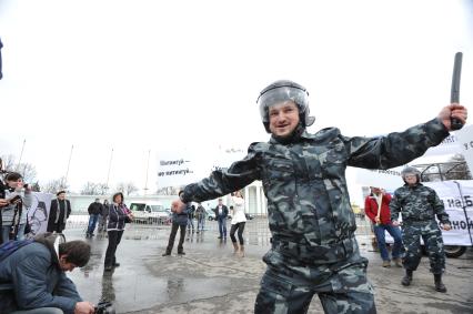 `Комсомолка` провела первоапрельский митинг против всех митингов. Митинг прошел в Москве на ВВЦ. На снимке: участники митинга.