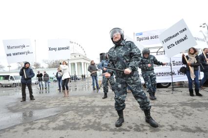 `Комсомолка` провела первоапрельский митинг против всех митингов. Митинг прошел в Москве на ВВЦ. На снимке: участники митинга.