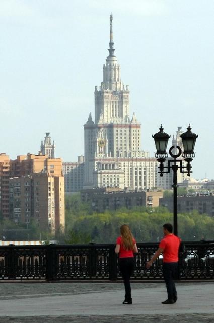 Вид с площади Победы на `Московский государственный университет (МГУ)`. На снимке: МГУ