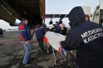 Эвакуация пострадавших в крушении самолета ATR-72 авиакомпании \"ЮТэйр\" под Тюменью. На снимке: специалисты службы медицины катастроф и постадавший в авиакатастрофе.