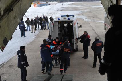 Эвакуация пострадавших в крушении самолета ATR-72 авиакомпании \"ЮТэйр\" под Тюменью. На снимке: специалисты службы медицины катастроф и постадавший в авиакатастрофе.