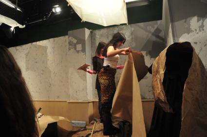 ВГИК  им. С.А. Герасимова. Учебная киностудия.  На снимке: студенты готовят декорации в учебном кинопавильоне.