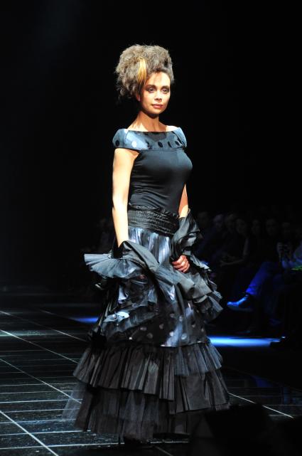 Неделя моды Volvo Fashion Week .Коллекция дизайнера Ирины Дмитраковой. Показ ANArKH by Irina Dmitrakova. На снимке: модель на подиуме.