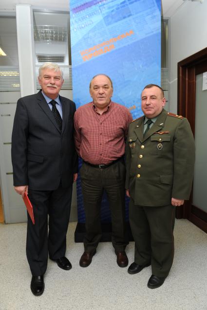 ИД `Комсомольская правда`. На снимке: военный обозреватель `КП` Виктор Баранец (слева), начальник 4-го направления (призыва и организации службы) Генерального штаба Вооруженных сил России, полковник Алексей Князев (справа).