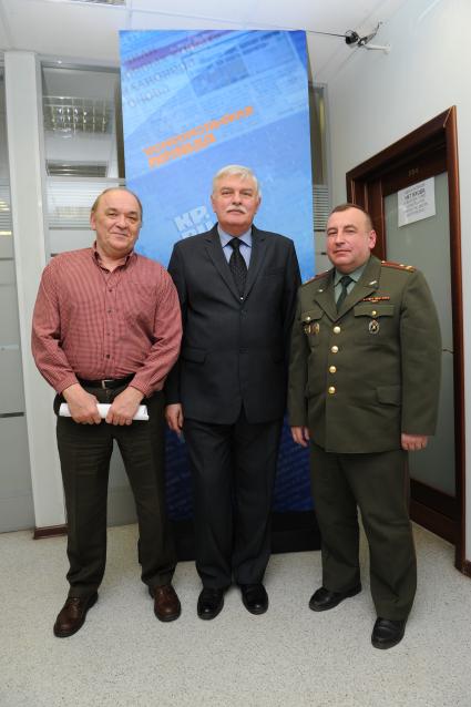 ИД `Комсомольская правда`. На снимке: военный обозреватель `КП` Виктор Баранец (слева), начальник 4-го направления (призыва и организации службы) Генерального штаба Вооруженных сил России, полковник Алексей Князев (справа).