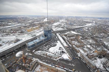Московский международный деловой центр `Москва-Сити`. Вид сверху на Москву с одной из башен комплекса `Федерация`. На снимке: эстакада Третьего транспортного кольца и жилой район.