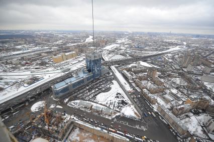 Московский международный деловой центр `Москва-Сити`. Вид сверху на Москву с одной из башен комплекса `Федерация`.  На снимке:  эстакада Третьего транспортного кольца и жилой район.