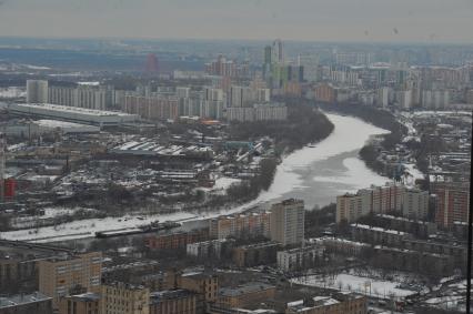 Московский международный деловой центр `Москва-Сити`. Вид сверху на Москву с одной из башен комплекса `Федерация`. На снимке: Москва- река и жилой комплекс.