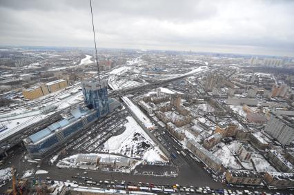 Московский международный деловой центр `Москва-Сити`. Вид сверху на Москву с одной из башен комплекса `Федерация`.  На снимке:  эстакада Третьего транспортного кольца и жилой район.