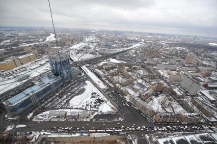 Московский международный деловой центр `Москва-Сити`. Вид сверху на Москву с одной из башен комплекса `Федерация`.  На снимке:  эстакада Третьего транспортного кольца и жилой район.