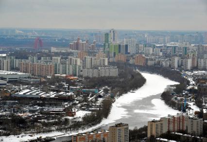 Московский международный деловой центр `Москва-Сити`. Вид сверху на Москву с одной из башен комплекса `Федерация`. На снимке: Москва- река и жилой комплекс.