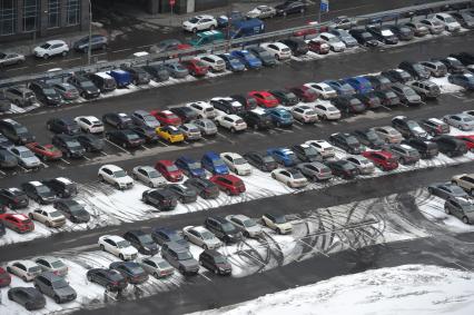 Припаркованные автомобили на улицах Москвы.